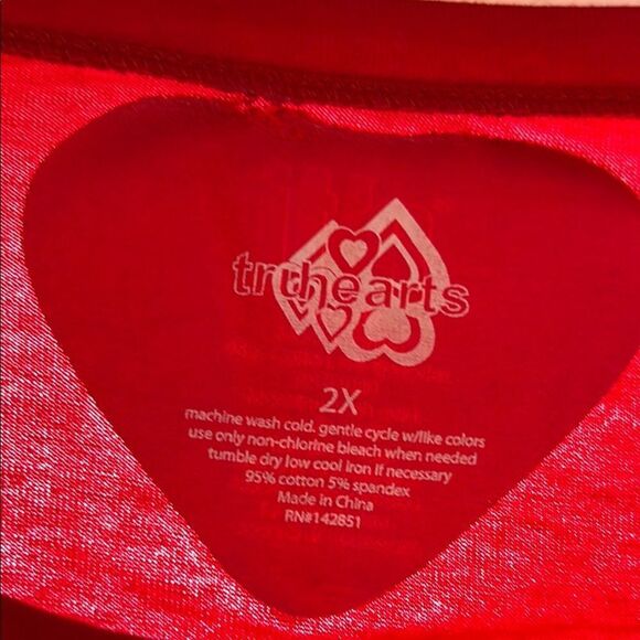NWT Trihearts Red Holiday Long Sleeve Shirt with Mittens & Gift Graphic 2X - Picture 2 of 5